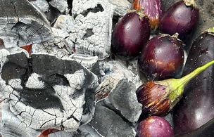 Round loaf of artisan bread proving in a lined dish, dusted with flour.